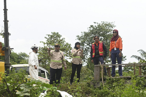 Tim Disaster Risk Reduction Center (DRRC) atau Pusat Pengurangan Risiko Bencana (PRRB) Universitas Indonesia (UI) terjun ke lapangan untuk memeriksa kondisi tumpahan minyak dari pipa milik PT Vale Indonesia Tbk di Desa Asuli, Kecamatan Towuti. Foto: Istimewa