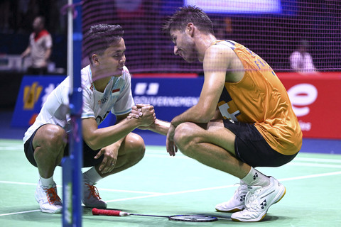 Tunggal putra Indonesia Anthony Sinisuka Ginting saat Tunggal putra Prancis Toma Junior Popov dalam Kejuaraan Dunia BWF 2025 di Adidas Arena, Paris, Prancis, Selasa (26/8/2025). Foto: Bertrand Guay/AFP