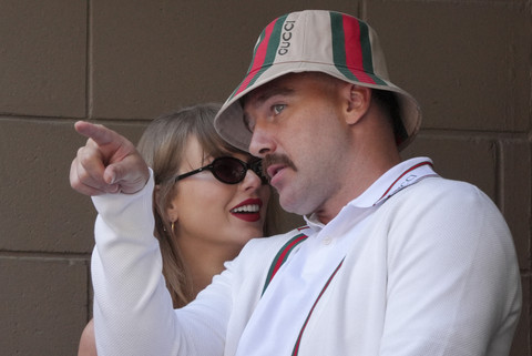 Taylor Swift bersama Travis Kelce. Foto: Charly Triballeau/AFP