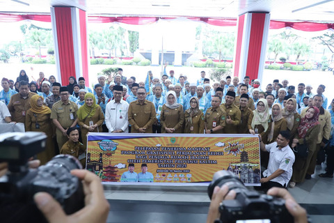 Pemprov Kaltim saat memberangkatkan marbut masjid dan penjaga rumah ibadah yang mendapatkan perjalanan religi gratis program Gratispol. Foto: Dok. Istimewa
