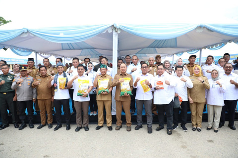 Mendagri Tito Karnavian saat membuka Gerakan Pangan Murah di Plataran eks-MTQ Tugu Religi, Kota Kendari, Sulawesi Tenggara, Selasa (26/8/2025). Foto: Dok. Kemendagri