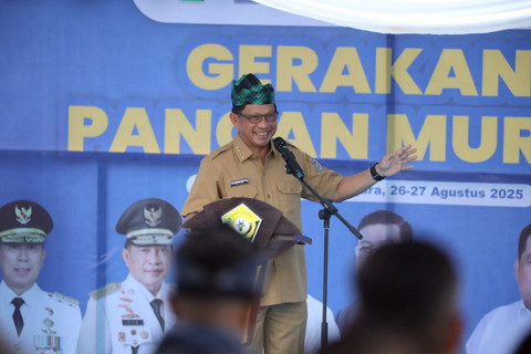 Mendagri Tito Karnavian saat membuka Gerakan Pangan Murah di Plataran eks-MTQ Tugu Religi, Kota Kendari, Sulawesi Tenggara, Selasa (26/8/2025). Foto: Dok. Kemendagri