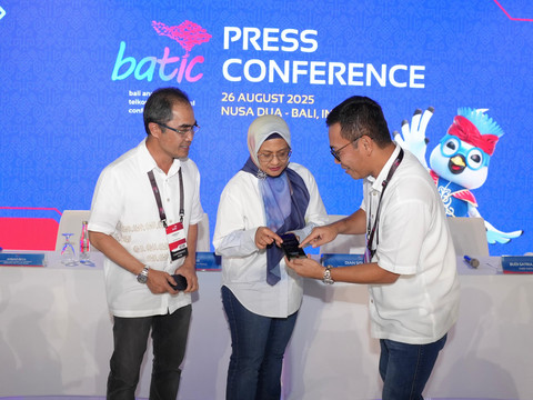 Direktur Wholesale & International Services Telkom Honesti Basyir, Direktur Utama Telkom Dian Siswarini, dan CEO Telin Budi Satria Dharma Purba saat sesi Press Conference BATIC di The Westin Resort, Nusa Dua, Bali pada Selasa (26/8). Foto: dok. Telkom
