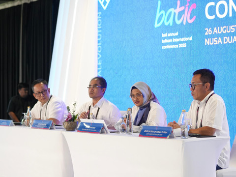 SVP Group Sustainability and Corporate Communication Ahmad Reza, Direktur Wholesale & International Services Telkom Honesti Basyir, Direktur Utama Telkom Dian Siswarini, dan CEO Telin Budi Satria Dharma Purba saat sesi Press Conference BATIC di The Westin Resort, Nusa Dua, Bali pada Selasa (26/8). Foto: dok. Telkom