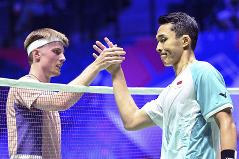 Tunggal putra Indonesia Jonathan Christie bertanding melawan tunggal putra Jerman Matthias Kicklitz pada kejuaraan dunia BWF Championship 2025 di Adidas Arena, Paris, Prancis, Selasa (26/8/2025). Foto: Bertrand Guay/AFP