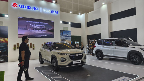 Suasana booth Suzuki saat pameran otomotif GIIAS Surabaya 2025 di Grand City Convex, Surabaya, Rabu (27/5/2025). Foto: Sena Pratama/kumparan