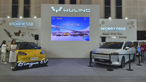 Suasana booth Wuling saat pameran otomotif GIIAS Surabaya 2025 di Grand City Convex, Surabaya, Rabu (27/5/2025). Foto: Sena Pratama/kumparan