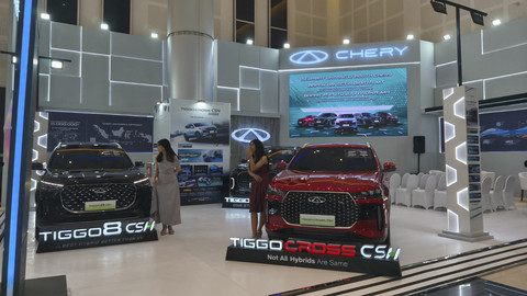 Suasana booth Chery saat pameran otomotif GIIAS Surabaya 2025 di Grand City Convex, Surabaya, Rabu (27/5/2025). Foto: Sena Pratama/kumparan