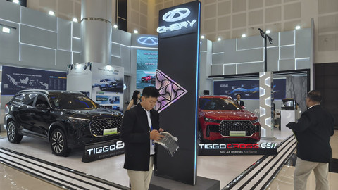 Suasana booth Chery saat pameran otomotif GIIAS Surabaya 2025 di Grand City Convex, Surabaya, Rabu (27/5/2025). Foto: Sena Pratama/kumparan