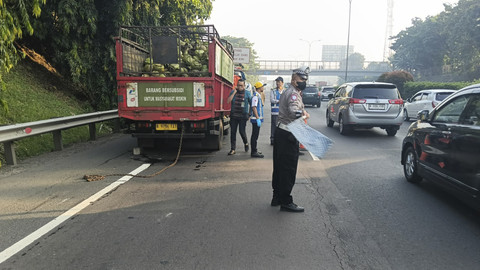 Penanganan lakalantas dua truk di Tol JORR, Rabu (27/8/2025). Foto: Istimewa