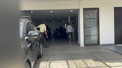 Mobil yang membawa pegawai Kemnaker keluar dari Rumah mantan Wamenaker Kabinet Merah Putih Immanuel Ebenezer di Pancoran, Jakarta, Rabu (27/8/2025). Foto: Rayyan Farhansyah/kumparan