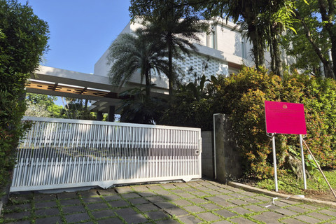 Kejaksaan Agung menyita rumah mewah milik pengusaha minyak, Mohammad Riza Chalid (MRC), di Rancamaya Golf Estate, Bogor, Jawa Barat, Selasa (26/8/2025). Foto: Dok. Kejagung RI