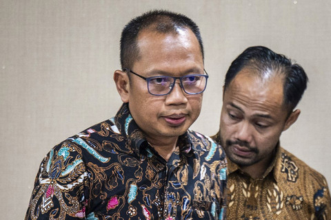 Terdakwa kasus dugaan korupsi pengadaan alat pelindung diri (APD) COVID-19 Ahmad Taufik (kiri) berjalan keluar usai menjalani sidang tuntutan di Pengadilan Tipikor, Jakarta, Jumat (16/5/2025). Foto: Bayu Pratama S/ANTARA FOTO