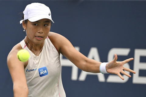 Petenis Indonesia, Janice Tjen mengembalikan bola ke arah Veronika Kudermetova, petenis Rusia, pada putaran pertama kejuaraan tenis AS Terbuka, Minggu (24/8/2025). Foto: Anthony Behar/Sipa USA/Reuters