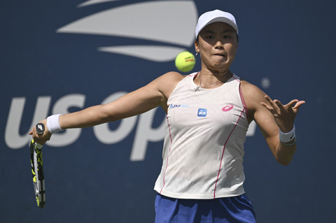 Petenis Indonesia, Janice Tjen mengembalikan bola ke arah Veronika Kudermetova, petenis Rusia, pada putaran pertama kejuaraan tenis AS Terbuka, Minggu (24/8/2025). Foto: Anthony Behar/Sipa USA/Reuters