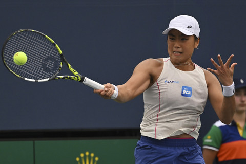 Petenis Indonesia, Janice Tjen mengembalikan bola ke arah Veronika Kudermetova, petenis Rusia, pada putaran pertama kejuaraan tenis AS Terbuka, Minggu (24/8/2025). Foto: Anthony Behar/Sipa USA/Reuters