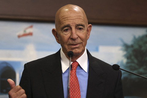 Duta Besar AS untuk Turki dan Utusan Khusus untuk Suriah, Tom Barrack, menyampaikan pernyataan setelah pertemuan dengan Presiden Lebanon di Istana Kepresidenan di Baabda, Selasa (26/8/2025). Foto: Anwar Amro/AFP
