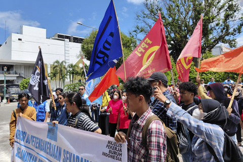 Sejumlah karyawan BUMD PT Taru Martani demo di DPRD Daerah Istimewa Yogyakarta (DIY), Rabu (27/8/2025). Foto: Arfiansyah Panji Purnandaru/... </div>
<div class=