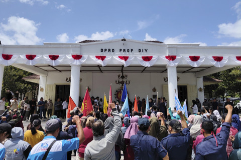 Sejumlah karyawan BUMD PT Taru Martani demo di DPRD Daerah Istimewa Yogyakarta (DIY), Rabu (27/8/2025). Foto: Arfiansyah Panji Purnandaru/kumparan