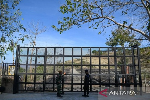 Prajurit TNI-Polri berjaga di gerbang perbatasan Indonesia-Timor Leste, Pos Lintas Batas Negara (PLBN) Napan, Kabupaten Timor Tengah Utara, NTT, Rabu (2/10/2024). Foto: ANTARA FOTO/Sigid Kurniawan