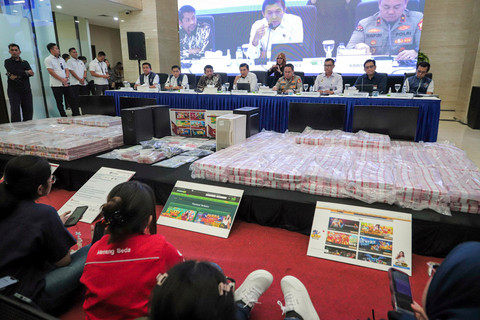 Satuan Siber Badan Reserse Kriminal (Bareskrim) Polri memamerkan tumpukan uang hasil sitaan dari jaringan judi online pada konferensi pers di Bareskrim Polri, Jakarta, Rabu (27/8/2025). Foto: Iqbal Firdaus/kumparan