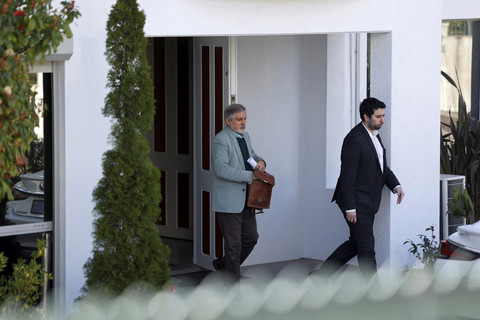Duta Besar Iran untuk Australia Ahmad Sadeghi berjalan menuju mobilnya di kompleks Kedutaan Besar Republik Islam Iran, Canberra, Australia, Rabu (27/8/2025). Foto: Hilary Wardhaugh/AFP