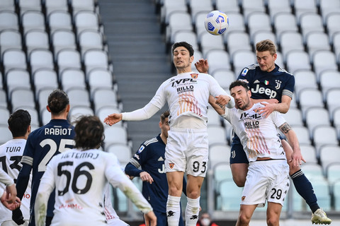 Federico Barba (#93) saat berkostum Benevento pada 2021. Foto: Marco BERTORELLO / AFP