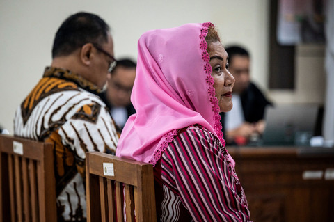 Terdakwa kasus dugaan korupsi pengadaan barang dan jasa tahun 2023-2024 Hevearita Gunaryanti Rahayu (kanan) bersama suaminya Alwin Basri (kiri) saat sidang putusan di Pengadilan Tipikor Kota Semarang, Jawa Tengah, Rabu (27/8/2025). Foto: Aprillio Akbar/ANTARA FOTO