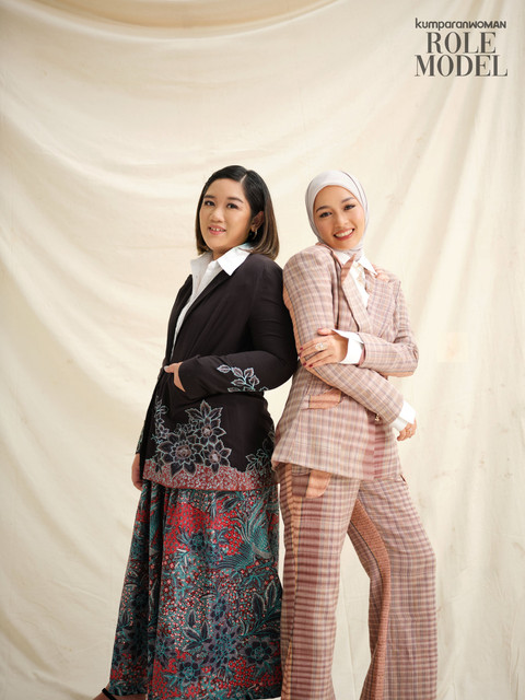 Amanda Hartanto dan Rizki Triana untuk Role Model kumparanWOMAN. Foto: Norman Fideli, Fashion Editor: Anantama Putra, Makeup: Linda Kusumadewi, Andreano Kusuma, Hairdo: Yuniarti Ningih, Wardrobe: Amanda Hartanto Batik & OE, Perhiasan: Samuel Wattimena x The Palace, Tulola.