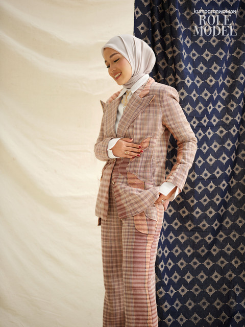 Rizki Triana untuk Role Model kumparanWOMAN. Foto: Norman Fideli, Fashion Editor: Anantama Putra, Makeup: Linda Kusumadewi, Andreano Kusuma, Hairdo: Yuniarti Ningih, Wardrobe: Amanda Hartanto Batik & OE, Perhiasan: Samuel Wattimena x The Palace, Tulola.