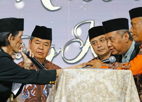 Dua dari kiri, Direktur Jendral DInas Kependudukan dan Pencatatan Sipil, Teguh Setyabudi ditemani Walikota Surabaya Eri Cahyadi (tiga dari kanan) saat menyaksikan akad nikah massal di Ballroom Empire Palace Surabaya, kemarin, Rabu (27/8/2025).FOTO:DIPTA WAHYU/BASRA