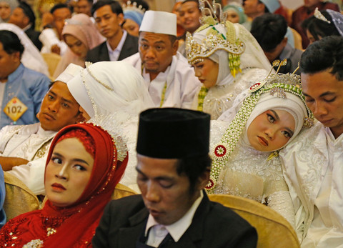 Sejumlah pengantin tampak lelah saat menunggu antrian prosesi akad nikah.