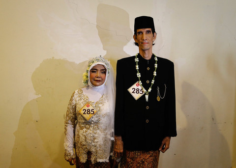 Pasangan disabilitas, Agus Purwadinata bersama istrinya Nurhayati, akhirnya mereka mendapatkan surat nikah resmi saat mengikuti nikah massal