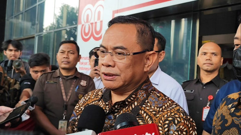 Bupati Pati, Sudewo, usai diperiksa KPK terkait kasus suap proyek pembangunan jalur kereta di Gedung Merah Putih KPK, Jakarta Selatan, Rabu (27/8/2025). Foto: Jonathan Devin/kumparan