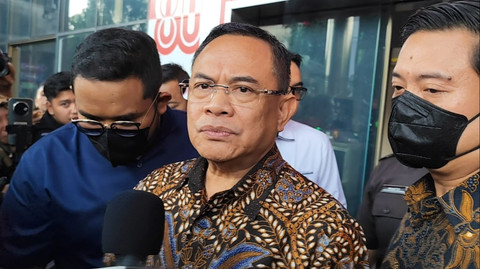 Bupati Pati, Sudewo, usai diperiksa KPK terkait kasus suap proyek pembangunan jalur kereta di Gedung Merah Putih KPK, Jakarta Selatan, Rabu (27/8/2025). Foto: Jonathan Devin/kumparan