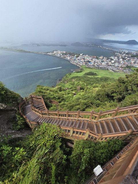 Pemandangan dari bukit Seongsan Ilchulbong di Pulau Jeju, Korea Selatan, Rabu (27/8/2025). Foto: M. Rizki/kumparan
