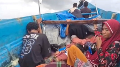 Seorang ibu hamil dievakuasi menggunakan melalui jalur laut menuju RSUD di Kabupaten Seram Bagian Timur, Maluku, Selasa (26/8/2025). Foto: Dok. Istimewa