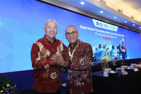 Eks Dirut PGN Arief Setiawan Handoko (kiri) Dirut Utama PGN Arief Kurnia Risdianto (kanan), usai RUPSLB, Rabu (27/8) di Jakarta. Dok: PGN