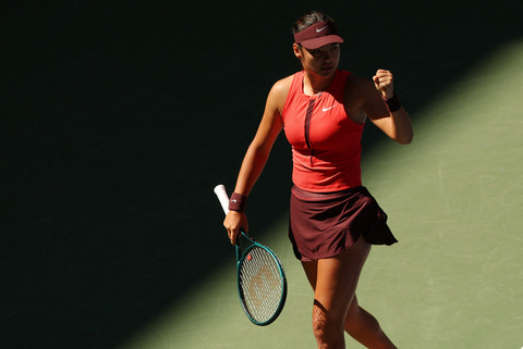 Petenis Inggris Emma Raducanu saat melawan wakil Indonesia Janice Tjen pada pertandingan putaran kedua US Open di Flushing Meadows, New York, Amerika Serikat, Kamis (28/8/2025). Foto: Mike Segar/REUTERS