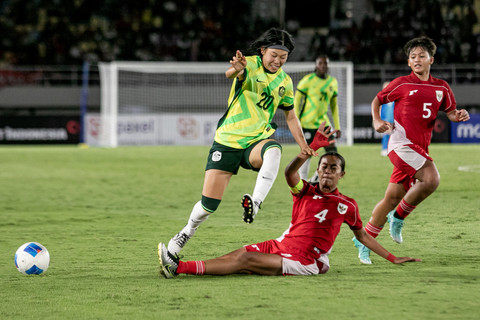 Pemain Timnas Wanita Indonesia U-16 Jazlyn Kayla Firyal berebut bola dengan pemain Timnas Wanita Australia U-16 Sakura Yeng Leng Long pada pertandingan semifinal Piala AFF Wanita U-16 2025 di Stadion Manahan Solo, Rabu (27/8/2025). Foto: Mohammad Ayudha/ANTARA FOTO