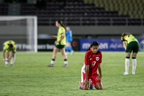 Pemain Timnas Wanita Indonesia U-16 Shifana Rizka Nadhifa tertunduk usai kalah dari Timnas Wanita Australia U-16 pada pertandingan semifinal  Piala AFF Wanita U-16 2025 di Stadion Manahan Solo, Rabu (27/8/2025). Foto: Mohammad Ayudha/ANTARA FOTO