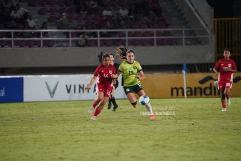 Pemain Timnas Wanita Indonesia U-16 melawan Timnas Wanita Australia U-16 pada pertandingan semifinal Piala AFF Wanita U-16 2025 di Stadion Manahan Solo, Rabu (27/8/2025). Foto: PSSI