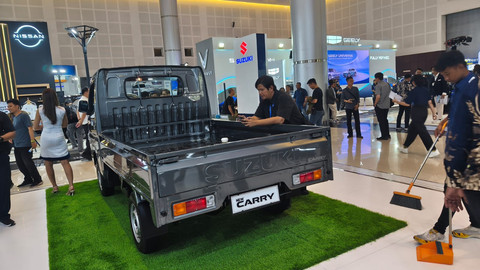 Deretan kendaraan PT Suzuki Indomobil Sales (SIS) hadir di GIIAS Surabaya 2025. Foto: Sena Pratama/kumparan