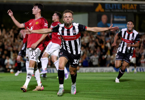 Selebrasi Charles Vernam saat Manchester United (MU) vs Grimsby Town dalam laga Ronde 2 Piala Liga Inggris 2025/26 di Blundell Park, Cleethorpes, Kamis (28/8) dini hari WIB. Foto: REUTERS/Chris Radburn
