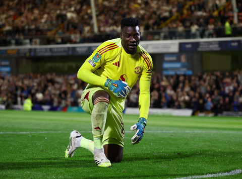Ekspresi Andre Onana saat Manchester United (MU) vs Grimsby Town dalam laga Ronde 2 Piala Liga Inggris 2025/26 di Blundell Park, Cleethorpes, Kamis (28/8) dini hari WIB. Foto: Action Images via Reuters/Lee Smith