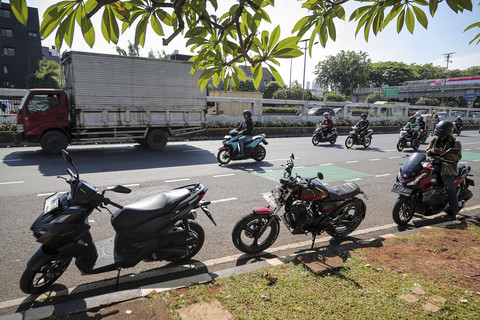 Sejumlah kendaraan melintas jelang unjuk rasa buruh di depan Kompleks Parlemen, Jakarta, Kamis (28/8/2025). Foto: Iqbal Firdaus/kumparan