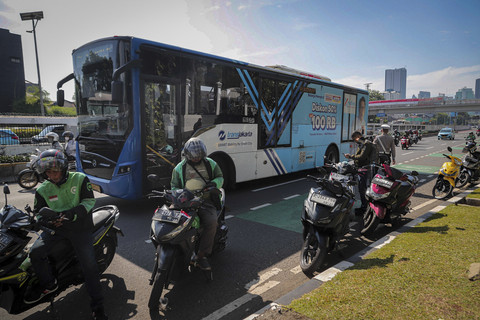 Bus Transjakarta melintas jelang unjuk rasa buruh di depan Kompleks Parlemen, Jakarta, Kamis (28/8/2025). Foto: Iqbal Firdaus/kumparan