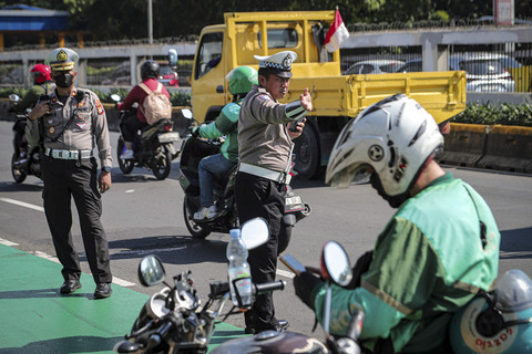 Petugas kepolisian mengatur lalu lintas jelang unjuk rasa buruh di depan Kompleks Parlemen, Jakarta, Kamis (28/8/2025). Foto: Iqbal Firdaus/kumparan