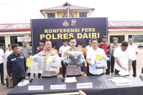 Konferensi pers Tersangka RK, Honorer DPRD Dairi, Begal Payudara Anak Sekolah ditangkap, Dairi, Rabu (27/8/2025). Foto: Dok. Kasi Humas Polres Dairi