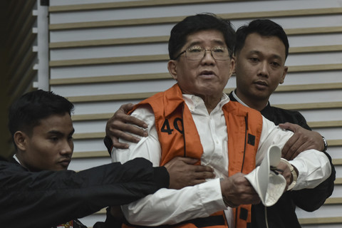 Tersangka kasus dugaan suap pemberian Izin Usaha Pertambangan (IUP) Rudy Ong Chandra (tengah) dijaga petugas KPK saat akan mengikuti Konferensi Pers di Gedung Merah Putih KPK, Jakarta Selatan, Senin (25/8/2025). Foto: Asprilla Dwi Adha/ANTARA FOTO